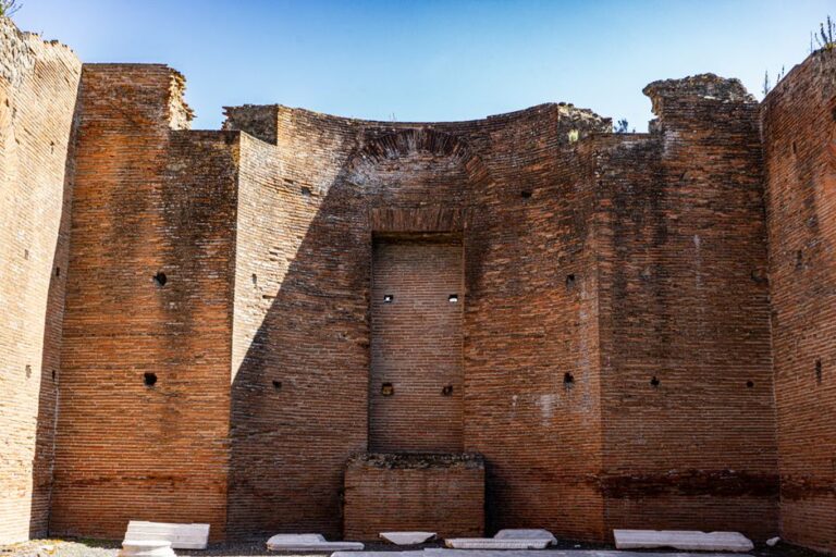 Ancient Rome Toilets: 7 Bizarre Facts About Public Latrines — History trivia by Trivia Daily