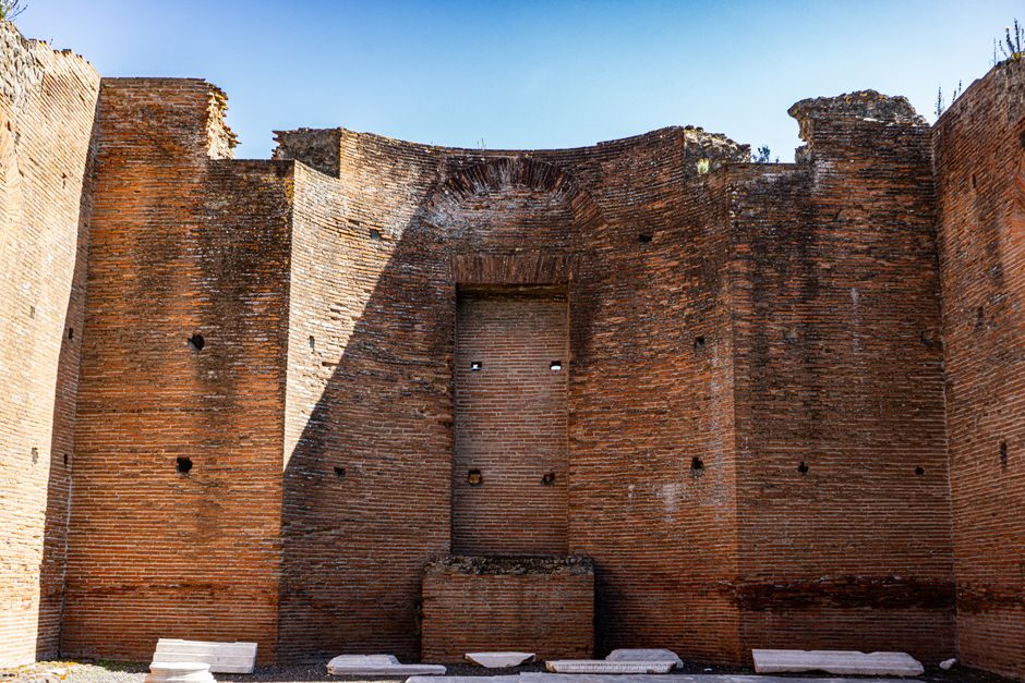 Ancient Rome Toilets: 7 Bizarre Facts About Public Latrines — History trivia by Trivia Daily